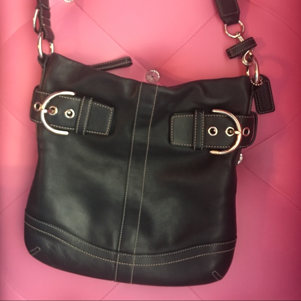 This is a super cute COACH purse!😍😍😍
